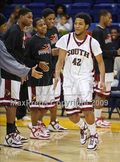 Thumbnail 2 in Milwaukee South vs. Waukesha West (Converse Eastbay Classic) photogallery.