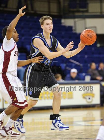 Thumbnail 2 in Milwaukee South vs. Waukesha West (Converse Eastbay Classic) photogallery.