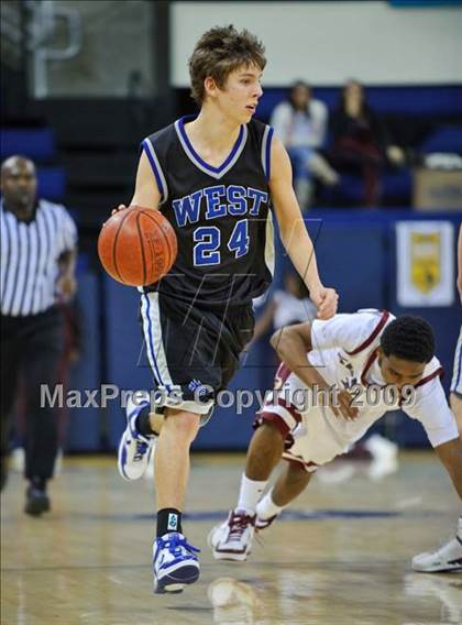 Thumbnail 3 in Milwaukee South vs. Waukesha West (Converse Eastbay Classic) photogallery.