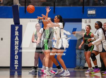 Thumbnail 2 in Clinton Central vs. Marquette Catholic (IHSAA 1A Semi-State 7 Championship) photogallery.