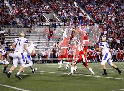 Thumbnail 1 in Mater Dei vs. Santa Margarita photogallery.