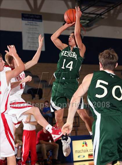 Thumbnail 2 in Belton vs. San Antonio Reagan (Georgetown Jack Frost Invitational) photogallery.