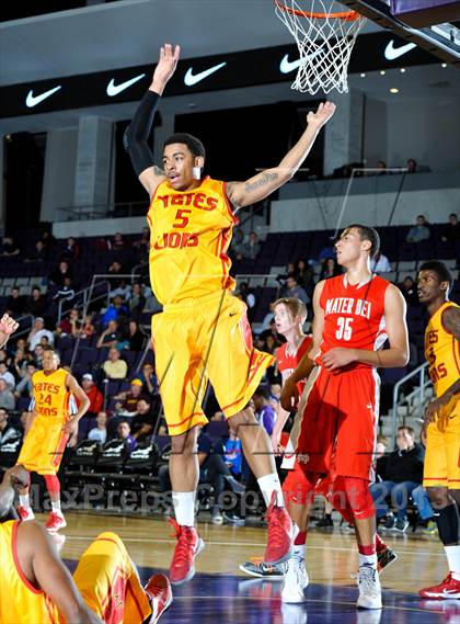 Thumbnail 1 in Mater Dei vs. Yates (Hoophall West Tournament) photogallery.