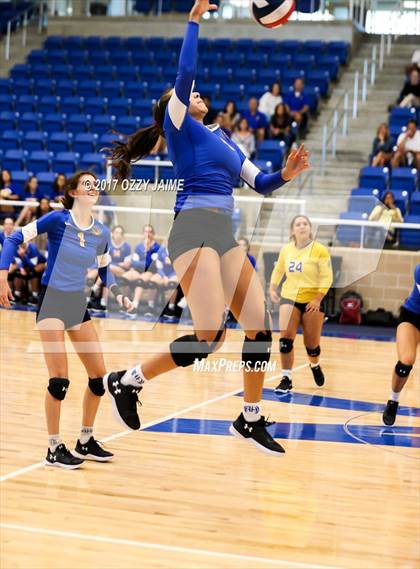 Thumbnail 2 in Alamo Heights vs Boerne (NISD Tournament) photogallery.