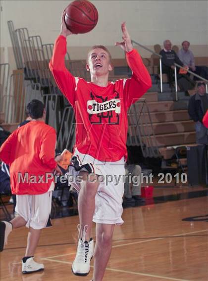 Thumbnail 2 in Mamaroneck vs. Indian Hills (Harry Jefferson Holiday Showcase) photogallery.