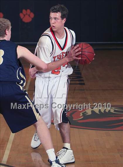 Thumbnail 3 in Mamaroneck vs. Indian Hills (Harry Jefferson Holiday Showcase) photogallery.
