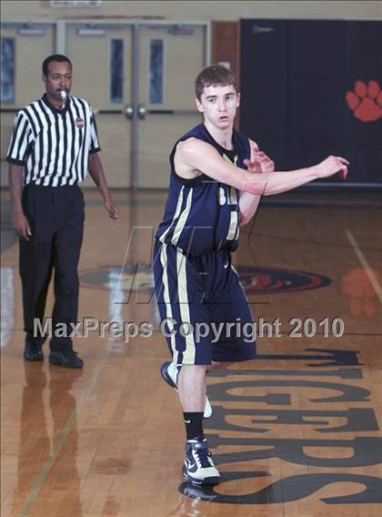 Thumbnail 3 in Mamaroneck vs. Indian Hills (Harry Jefferson Holiday Showcase) photogallery.