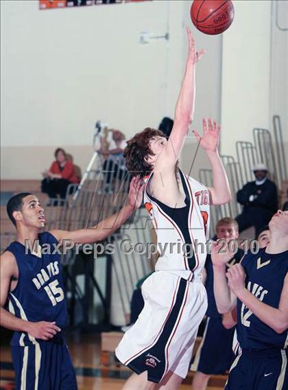 Thumbnail 3 in Mamaroneck vs. Indian Hills (Harry Jefferson Holiday Showcase) photogallery.