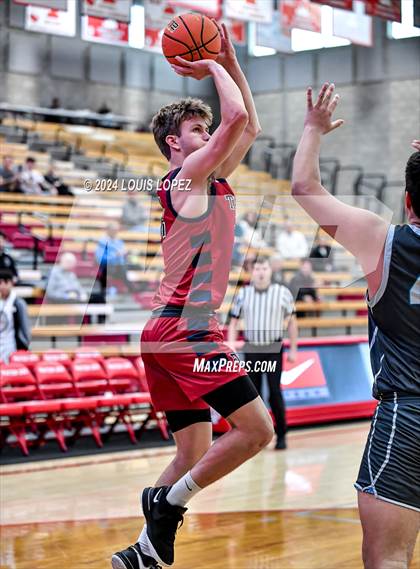 Thumbnail 3 in St. Margaret's vs. Aliso Niguel (Nike Extravaganza) photogallery.
