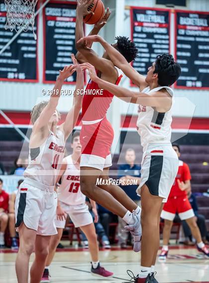 Thumbnail 2 in San Joaquin Memorial vs. Santa Fe Christian (Torrey Pines Holiday Classic) photogallery.