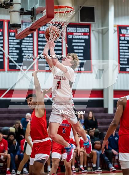 Thumbnail 2 in San Joaquin Memorial vs. Santa Fe Christian (Torrey Pines Holiday Classic) photogallery.