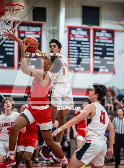 Thumbnail 3 in San Joaquin Memorial vs. Santa Fe Christian (Torrey Pines Holiday Classic) photogallery.