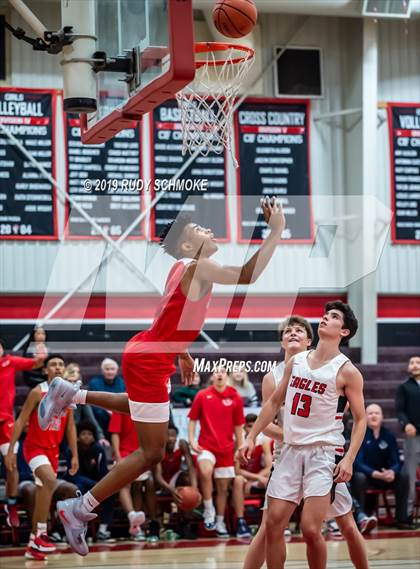 Thumbnail 2 in San Joaquin Memorial vs. Santa Fe Christian (Torrey Pines Holiday Classic) photogallery.