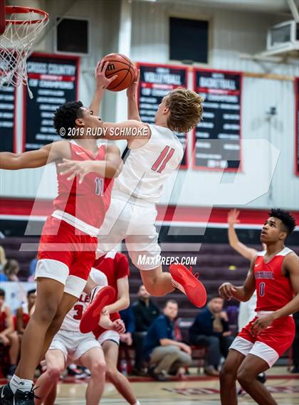 Thumbnail 3 in San Joaquin Memorial vs. Santa Fe Christian (Torrey Pines Holiday Classic) photogallery.