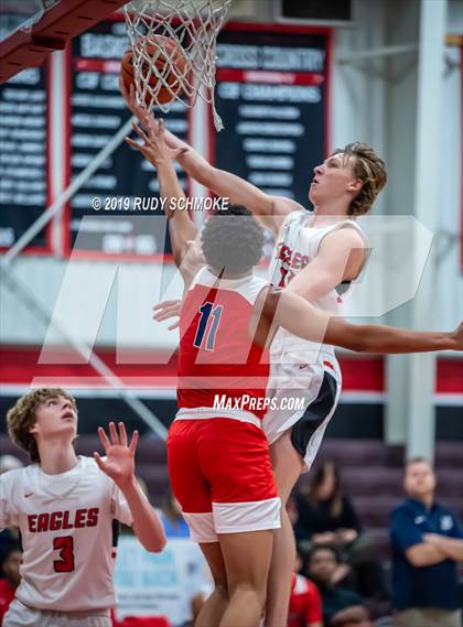 Thumbnail 3 in San Joaquin Memorial vs. Santa Fe Christian (Torrey Pines Holiday Classic) photogallery.