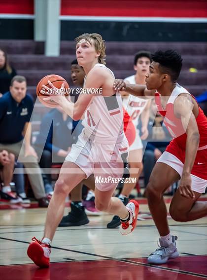 Thumbnail 3 in San Joaquin Memorial vs. Santa Fe Christian (Torrey Pines Holiday Classic) photogallery.