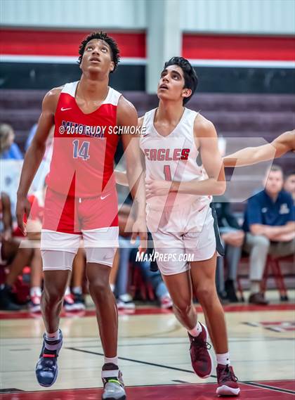 Thumbnail 1 in San Joaquin Memorial vs. Santa Fe Christian (Torrey Pines Holiday Classic) photogallery.
