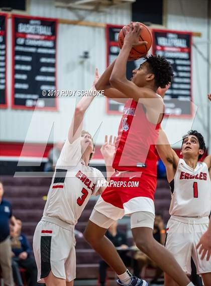 Thumbnail 2 in San Joaquin Memorial vs. Santa Fe Christian (Torrey Pines Holiday Classic) photogallery.