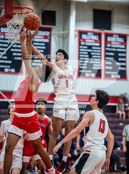 Thumbnail 3 in San Joaquin Memorial vs. Santa Fe Christian (Torrey Pines Holiday Classic) photogallery.