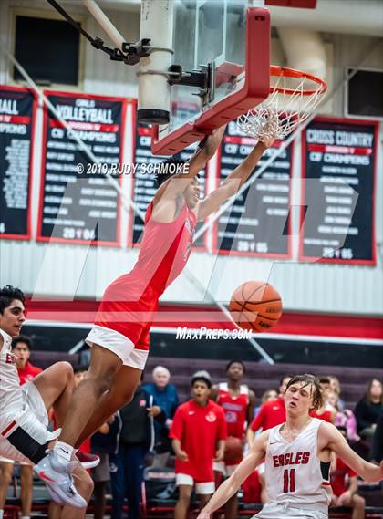 Thumbnail 1 in San Joaquin Memorial vs. Santa Fe Christian (Torrey Pines Holiday Classic) photogallery.
