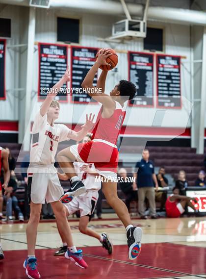 Thumbnail 2 in San Joaquin Memorial vs. Santa Fe Christian (Torrey Pines Holiday Classic) photogallery.