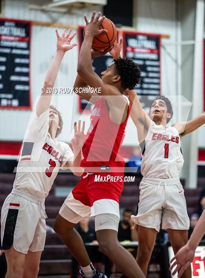 Thumbnail 2 in San Joaquin Memorial vs. Santa Fe Christian (Torrey Pines Holiday Classic) photogallery.
