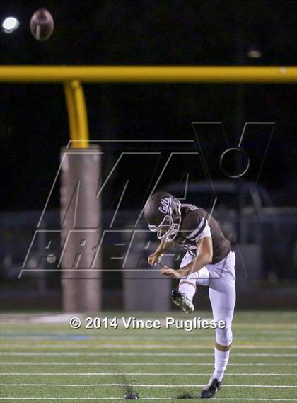 Thumbnail 3 in Bishop Amat @ Crespi photogallery.