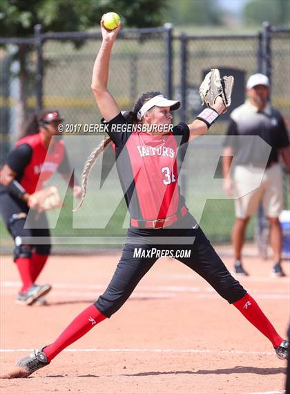 Thumbnail 2 in Broken Arrow vs Eaglecrest (Erie Festival of Champions) photogallery.