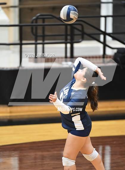 Thumbnail 3 in Boyd vs. Life Oak Cliff (UIL 3A Bi-district) photogallery.