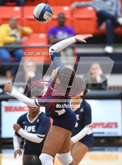 Thumbnail 2 in Boyd vs. Life Oak Cliff (UIL 3A Bi-district) photogallery.