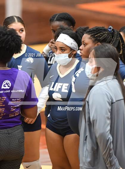 Thumbnail 2 in Boyd vs. Life Oak Cliff (UIL 3A Bi-district) photogallery.