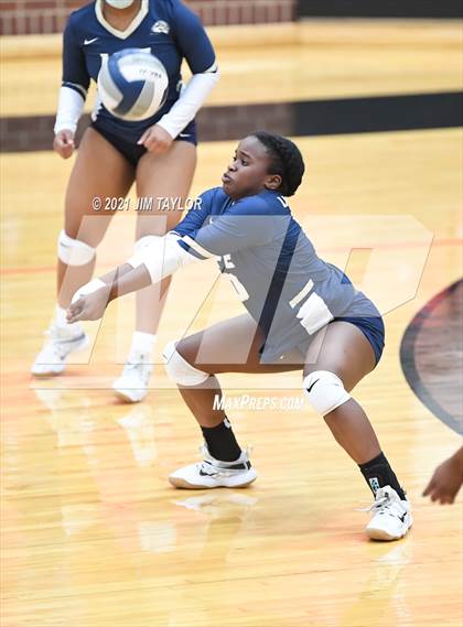 Thumbnail 1 in Boyd vs. Life Oak Cliff (UIL 3A Bi-district) photogallery.