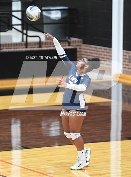 Thumbnail 2 in Boyd vs. Life Oak Cliff (UIL 3A Bi-district) photogallery.