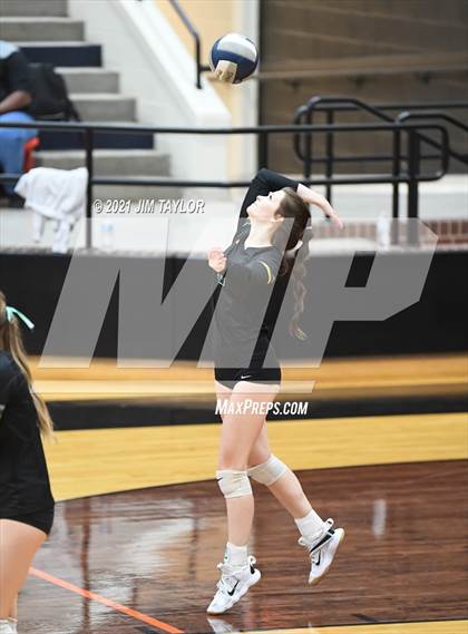 Thumbnail 3 in Boyd vs. Life Oak Cliff (UIL 3A Bi-district) photogallery.