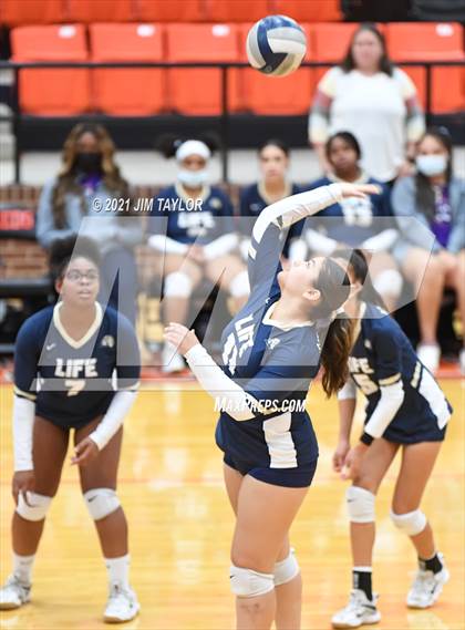 Thumbnail 3 in Boyd vs. Life Oak Cliff (UIL 3A Bi-district) photogallery.