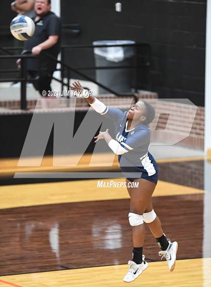 Thumbnail 3 in Boyd vs. Life Oak Cliff (UIL 3A Bi-district) photogallery.