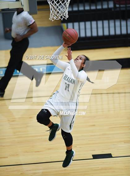 Thumbnail 1 in MacArthur [Douglas] vs Reagan [Ronald] photogallery.