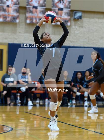 Thumbnail 3 in Harlan vs United South (NEISD Volleyball Tournament) photogallery.