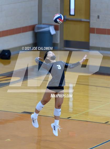 Thumbnail 3 in Harlan vs United South (NEISD Volleyball Tournament) photogallery.