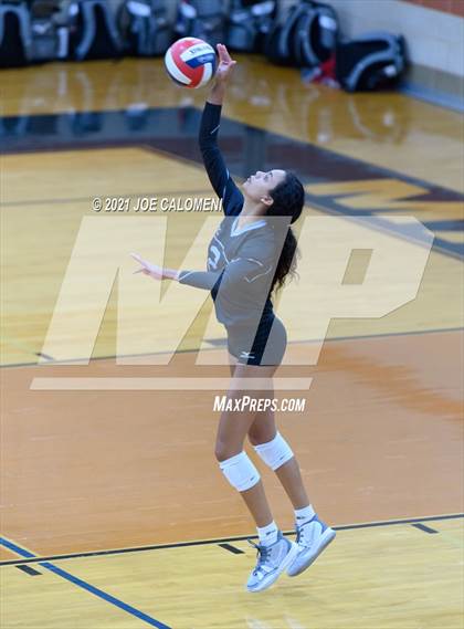 Thumbnail 3 in Harlan vs United South (NEISD Volleyball Tournament) photogallery.