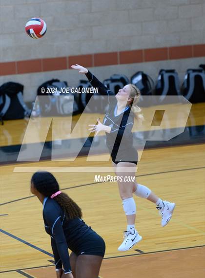 Thumbnail 3 in Harlan vs United South (NEISD Volleyball Tournament) photogallery.