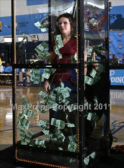 Thumbnail 3 in Rice vs Mt. Vernon (SNY Invitational) photogallery.