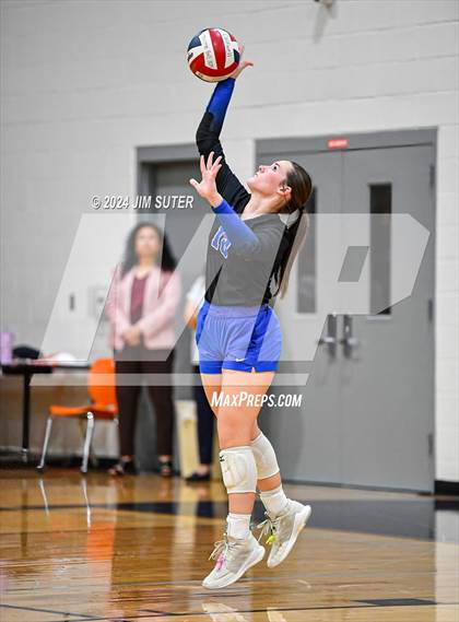 Thumbnail 3 in Mumford vs Milano (UIL Volleyball 2A D2 Bi-District) photogallery.
