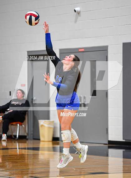 Thumbnail 3 in Mumford vs Milano (UIL Volleyball 2A D2 Bi-District) photogallery.