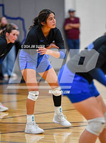 Thumbnail 3 in Mumford vs Milano (UIL Volleyball 2A D2 Bi-District) photogallery.