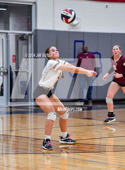 Thumbnail 3 in Mumford vs Milano (UIL Volleyball 2A D2 Bi-District) photogallery.