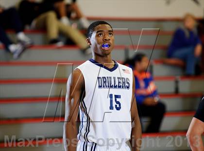 Thumbnail 3 in Bakersfield vs Clovis East (Kern Schools Shootout) photogallery.