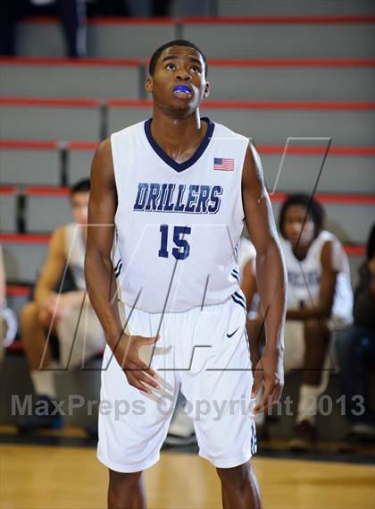 Thumbnail 3 in Bakersfield vs Clovis East (Kern Schools Shootout) photogallery.
