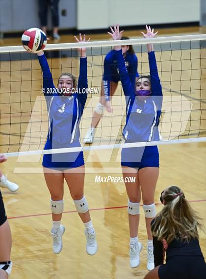Thumbnail 1 in Churchill vs MacArthur [Douglas] photogallery.