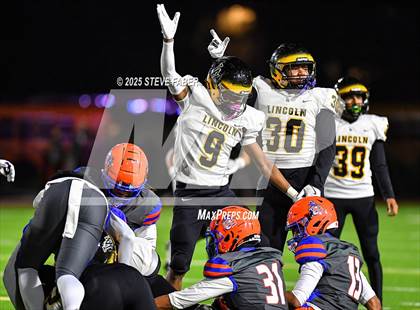 Thumbnail 2 in Lincoln @ Rainier Beach (WIAA 3A First Round) photogallery.